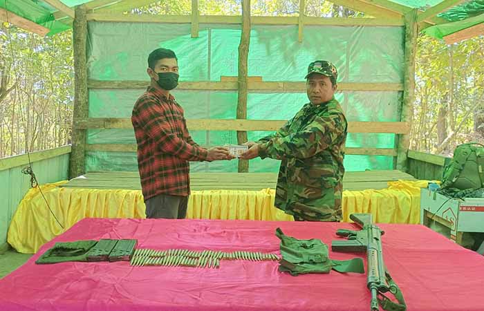 ဘုတလင်မြို့က စစ်သား ၁ ဦးနှင့် မင်းတပ်ရဲစခန်းက ရဲတပ်သား၁ ဦးတို့ လက်နက်နှင့် အလင်းဝင်
