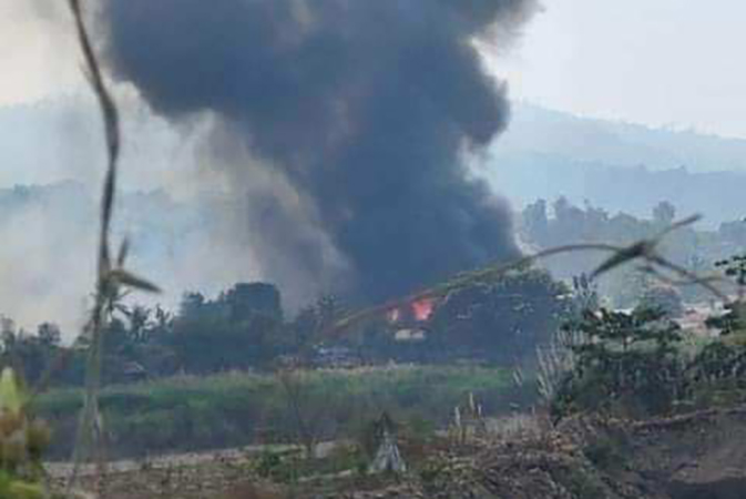 မိ‌ချောင်းတွင်းရွာကို စစ်တပ်ကဗုံးကြဲသဖြင့် ၁ ဦးသေဆုံး၊ တာမခန်ရွာ မီးရှို့ခံရပြီး အိမ်ခြေ ၁၀၀ ကျော်ဆုံးရှုံး 