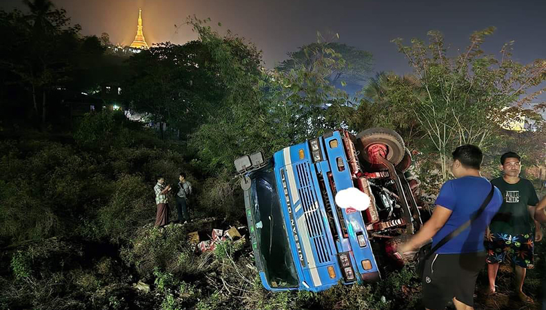 မော်လမြိုင်တွင် ကုန်ကား ၁ စီး ချောက်ထဲကျပြီး ယာဉ်မောင်းဒဏ်ရာရ