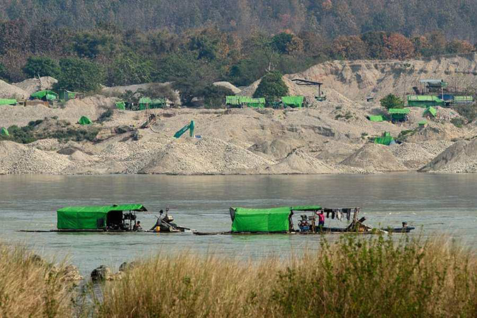ဗန်းမော်မြို့နယ်ရှိ ရွှေဖောင်စက်လှေများကို စစ်ကောင်စီတပ်က  မီးရှို့