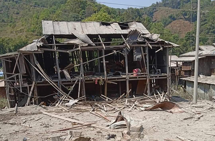 ဟိုပုံးတွင် စစ်တပ်ဗုံးကြဲသဖြင့် အမျိုးသား ၁ ဦး သေဆုံးပြီး နေအိမ် ၁၀ လုံး ပျက်စီး
