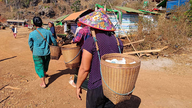 ရိက္ခာပြတ်လပ်နေသည့် ဒီးမော့ဆို စစ်ရှောင်စခန်းကို ဆန်လှူဒါန်း (ဓာတ်ပုံ)