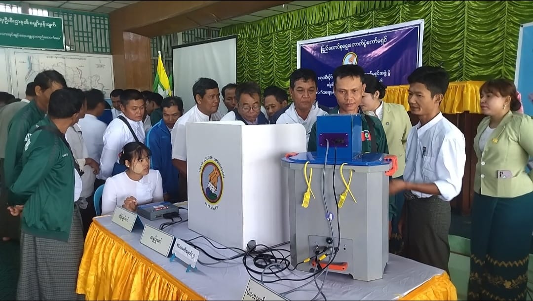 ကျိုက်လတ်တွင် ဝန်ထမ်းများကို မြန်မာအီလက်ထရောနစ် မဲပေးစက်ဖြင့် စမ်းသပ်မဲပေးခိုင်း