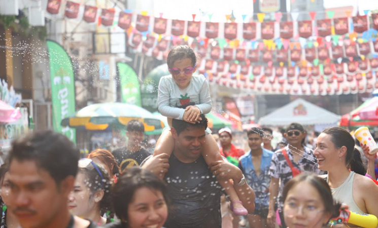 ဆုန်ကရန်သင်္ကြန်ပွဲတော် ၅ ရက်တာအတွင်း ဘတ် ၂၄ ဘီလီယံကျော်ရရှိရန် ထိုင်းအစိုးရ မျှော်မှန်း