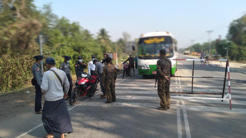 ဖျာပုံတွင် စစ်တပ်နှင့် ရဲများက လုံခြုံရေးအကြောင်းပြ စစ်ဆေးပြီး ခြိမ်းခြောက်ငွေညှစ်နေ