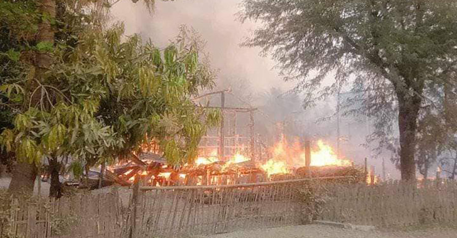 မြောက်ဦးကို ဗုံးကြဲသဖြင့် လူ ၂ ဦးသေ၊ ကလေးမြို့တွင် လက်နက်ကြီးကြောင့် အိမ်မီးလောင်