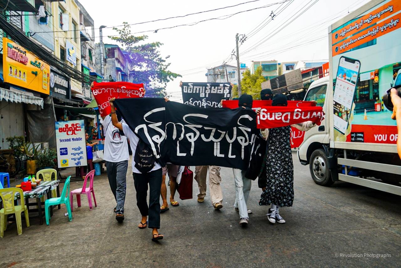 ရန်ကုန်တွင် စစ်အာဏာရှင်ဆန့်ကျင်ရေး ပြောက်ကျားသပိတ်ဖြင့် ဆန္ဒပြ (ဓာတ်ပုံ)