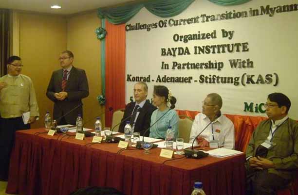 ေဒၚေအာင္ဆန္းစုၾကည္ေျပာသည့္ အသြင္ကူးေျပာင္းေရး