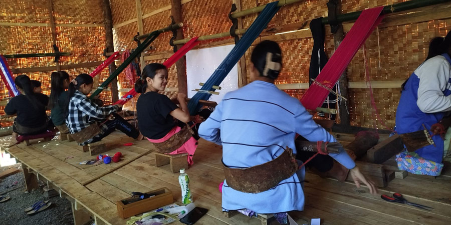 စစ်ဖြစ်နေသည့် ကရင်နီဒေသတွင် ရိုးရာဓလေ့ မပျောက်ရန် ရိုးရာရက်ကန်းပညာ သင်ကြားပေး