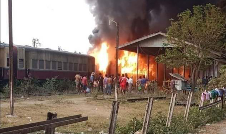 မိုးညှင်းမြို့နယ် နန်းမာဘူတာတွင်  ရထားတွဲ ၃ တွဲ မီးလောင်