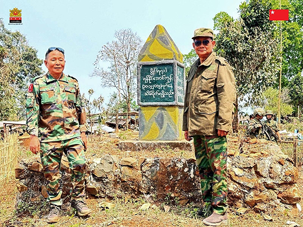 သိမ်းပိုက်ရထားသည့် ဘွမ်ရေဘွမ့်ပွိုင့် ၇၇၁ စခန်းကို NUG ဝန်ကြီးနှင့် KIA စစ်ဦးစီးချုပ်တို့ သွားရောက် (ဓာတ်ပုံ) 