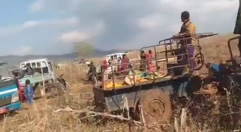 စစ်တပ်က လေယာဉ်ဖြင့် မီးလောင်ဗုံးကြဲချသဖြင့် ဆီဆိုင်မြို့တွင်း မီးလောင်ကျွမ်း