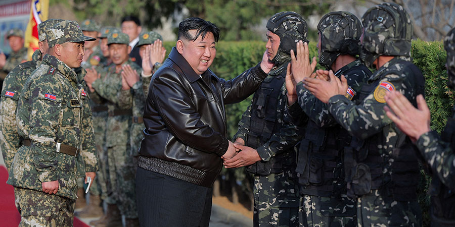မြောက်ကိုရီးယားတင့်ကားတပ်ကို ကင်မ်ဂျုံအန်းစစ်ဆေး၊ တိုက်ခိုက်ရေးအသင့်ဖြစ်ရန် ညွှန်ကြား