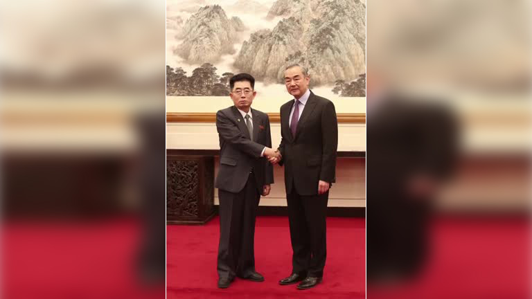 တရုတ်နိုင်ငံခြားရေးဝန်ကြီး ဝမ်ယိ မြောက်ကိုရီးယားအကြီးတန်းအရာရှိနှင့် တွေ့ဆုံ