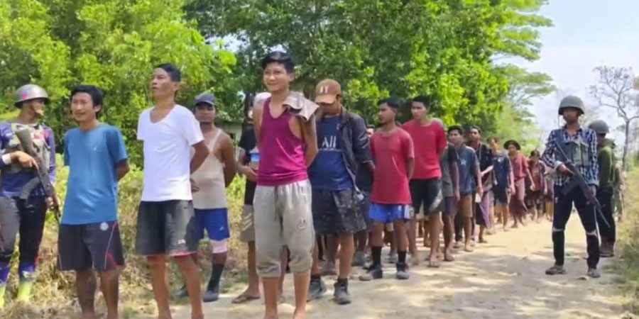 မောင်တောတွင် စစ်ကောင်စီတပ်ဖွဲ့ဝင် ၉၀ ကျော် လက်နက်ချ