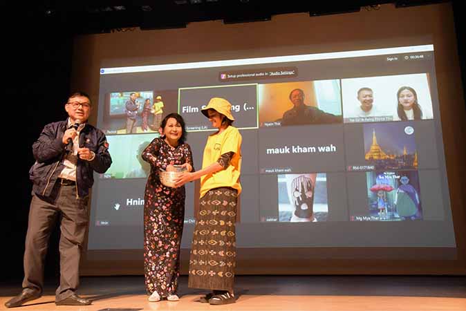 လော့စ်အိန်ဂျယ်လိစ်မြို့၌ကျင်းပသည့်  သတ္တိနဲ့ ပွင့်လန်းချစ်သောပန်းများ ရုပ်ရှင်ပြပွဲ (ဓာတ်ပုံ)