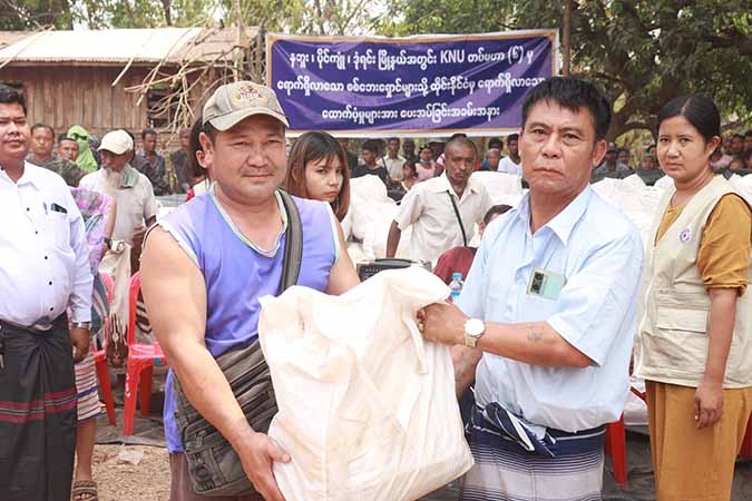 ထိုင်းနိုင်ငံကပေးအပ်သည့် အကူအညီပစ္စည်းများ ကရင်စစ်ရှောင်များ လက်ခံယူ  (ဓာတ်ပုံ)