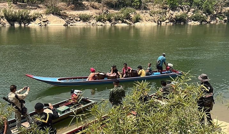 ထိုင်းဘက်တွင် ယာယီခိုလှုံနေသည့် ကရင်စစ်ဘေးရှောင် ၇၀ ခန့်ကို  မြန်မာဘက် ပြန်ပို့  (ဓာတ်ပုံ) 