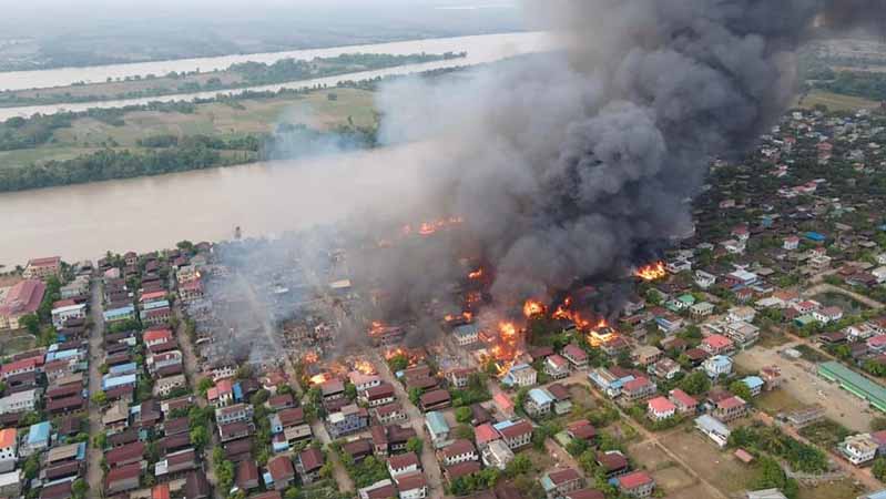 ဓမ္မသရွာ လက်နက်ကြီးဖြင့်ထပ်မံပစ်ခတ်ခံရ၊ အိမ် ၁၀ လုံးကျော် မီးလောင်ပြီး ၁ ဦးဒဏ်ရာရ