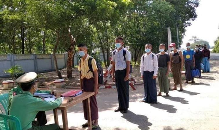 ရန်ကုန်တွင် စစ်မှုထမ်းရန် မဲပေါက်ထားသည့် လူငယ်များကို စစ်တပ်က လိုက်လံဖမ်းဆီး
