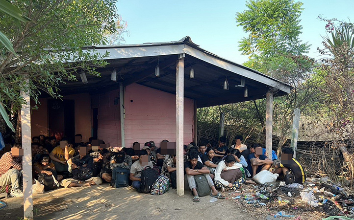 ကန်ကျနပူရီ အိမ်ဟောင်းတလုံးတွင် ပုန်းအောင်းနေသော မြန်မာ ၁၂၃ ဦး ဖမ်းဆီးခံရ 