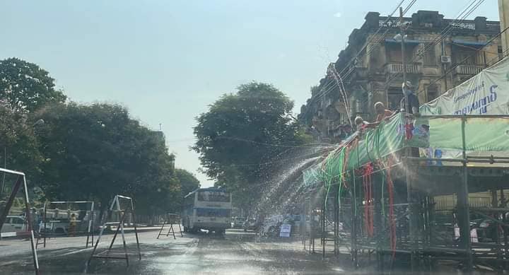 ဗုံးကွဲမှု ဆက်တိုက်ဖြစ်နေသည့်ရန်ကုန်၌ ရေကစားမဏ္ဍပ် ၂၀၀ ကျော်ဆောက်မည်