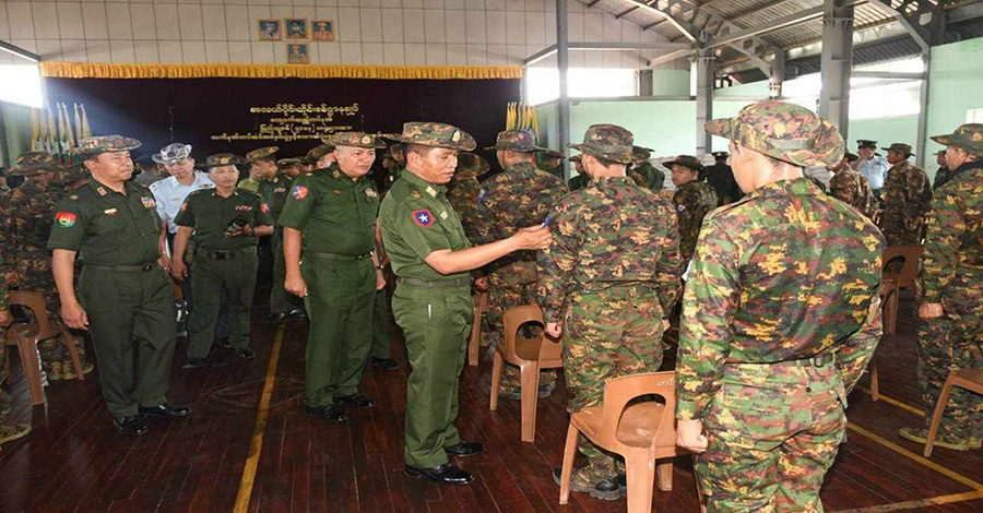 ကျောက်ဆည်တွင် ပြည်သူ့စစ်များကို လပခတိုင်းမှူးက လက်နက်တပ်ဆင်ပေး