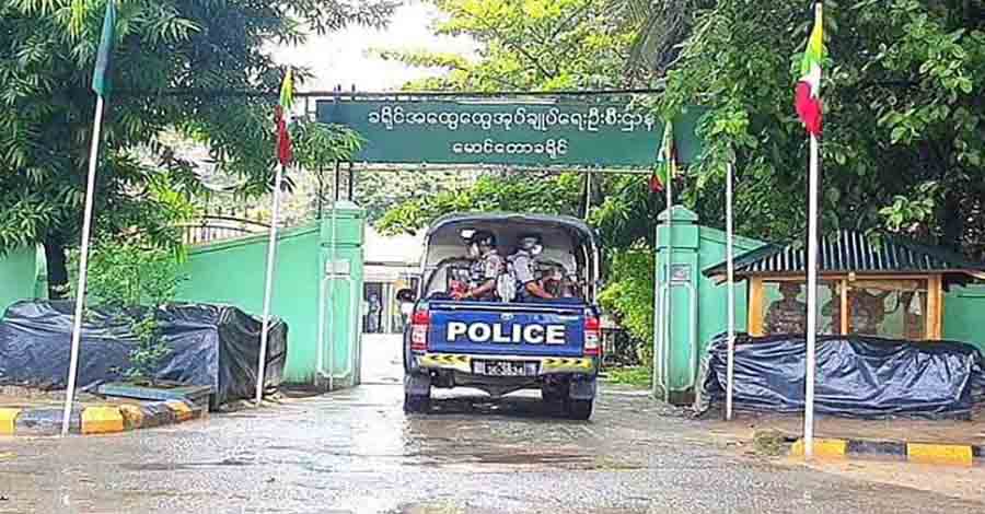 မောင်တောခရိုင်အုပ်ချုပ်ရေးမှူး အပါအဝင် ဝန်ထမ်းတချို့ လက်နက်များဖြင့် ထွက်ပြေး