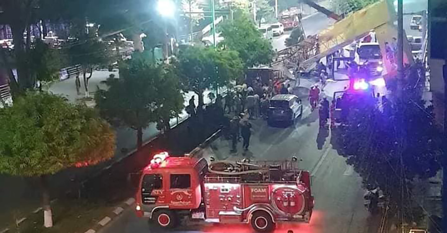 မန္တလေးတွင် လေပြင်းတိုက်ပြီး ကား ၂ စီးပေါ်ကို သင်္ကြန်မုခ်ဦး ပြိုကျ