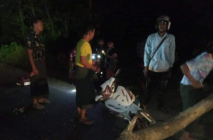 သထုံတွင် လေပြင်းတိုက်ခတ်၊  ဆိုင်ကယ်စီးလာသူ ၂ ဦးအပေါ် သစ်ပင်လဲကျပြီး ဒဏ်ရာရ