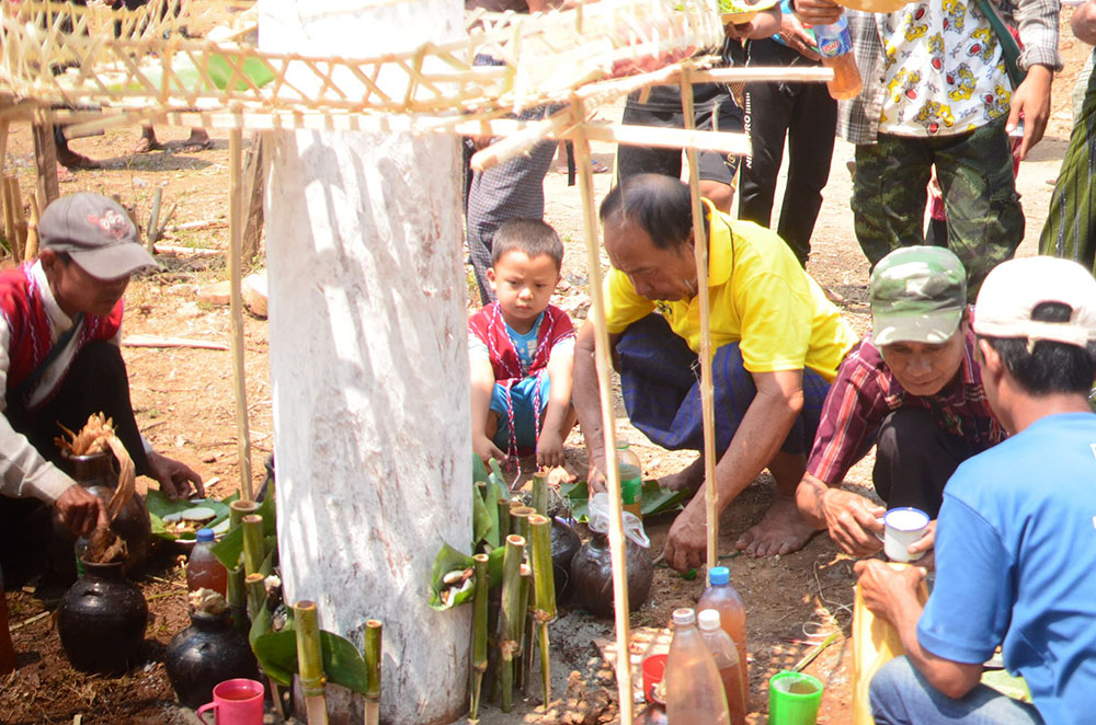 ဒီးမော့ဆိုတွင် ကရင်နီရိုးရာတံခွန်တိုင်ပွဲ ပြုလုပ် (ဓာတ်ပုံ)