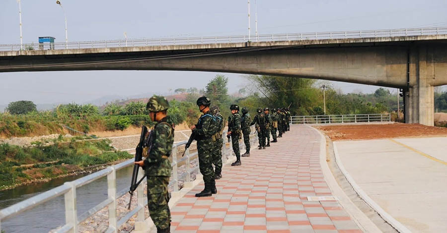 ချစ်ကြည်ရေးတံတား၌ စစ်ကောင်စီတပ်များဆက်လက်ခိုအောင်းနေ၊ ထိုင်းစစ်တပ် အနီးကပ် စောင့်ကြည့်