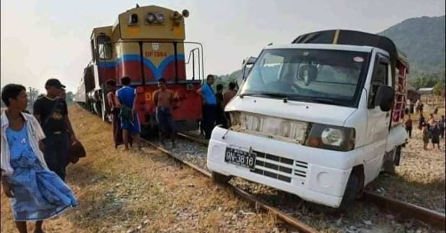 ပေါင်မြို့နယ်တွင် ရထားနှင့်ကားတိုက်မိ၊ ၁ ဦး သေဆုံးပြီး ၉ ဦး ဒဏ်ရာ