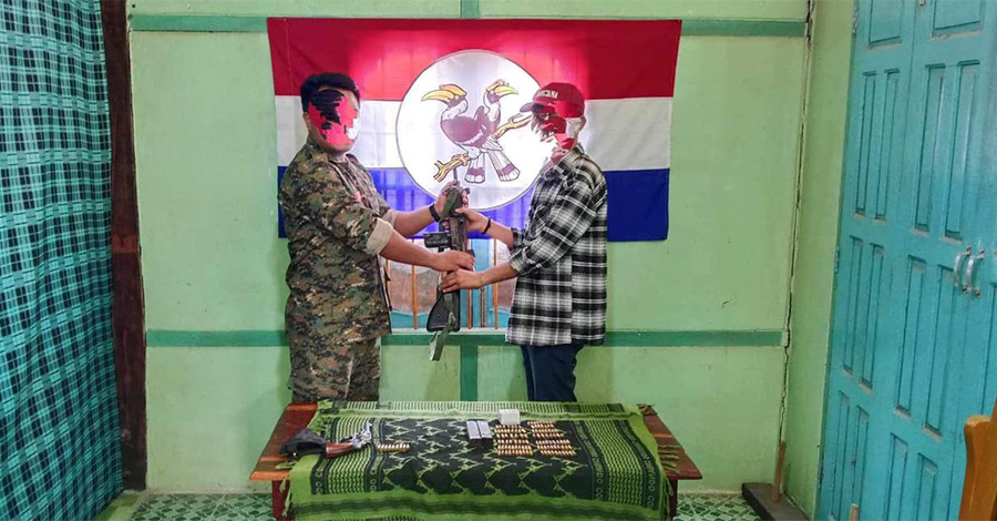 ကလေးဝမြို့နယ်မှ ဒုရဲအုပ် ၁ ဦး လက်နက်များဖြင့် အလင်းဝင်
