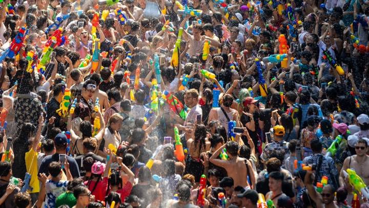 ဘန်ကောက်သင်္ကြန် လူ ၇ သိန်းကျော်ဝင်ရောက်၊ ဝင်ငွေ ဘတ်သန်းပေါင်း ၂၈၈၀ ကျော်ရရှိ 