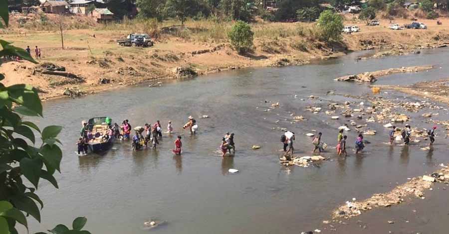 မြဝတီနယ်စပ်တိုက်ပွဲကြောင့် စစ်ဘေးဒုက္ခသည်များ ထိုင်းနိုင်ငံဘက်ထွက်ပြေးလာ (ဓာတ်ပုံ)