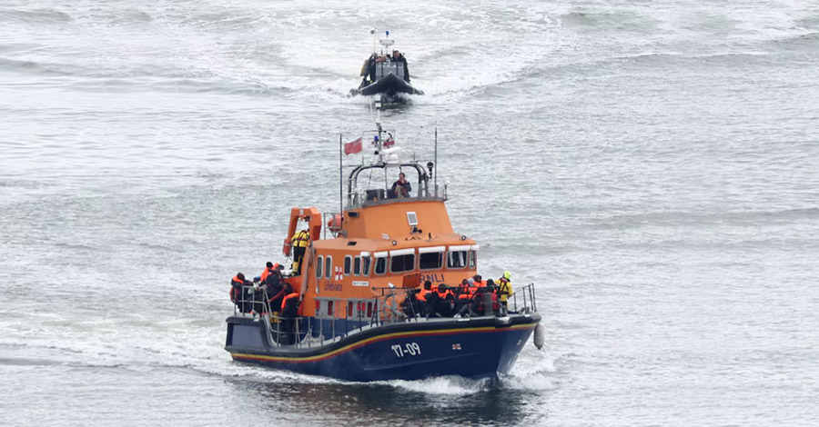 အင်္ဂလိပ်ရေလက်ကြားအတွင်း ရွှေ့ပြောင်းလှေ ၁ စီးနစ်မြုပ်ပြီး ၅ ဦး သေဆုံး