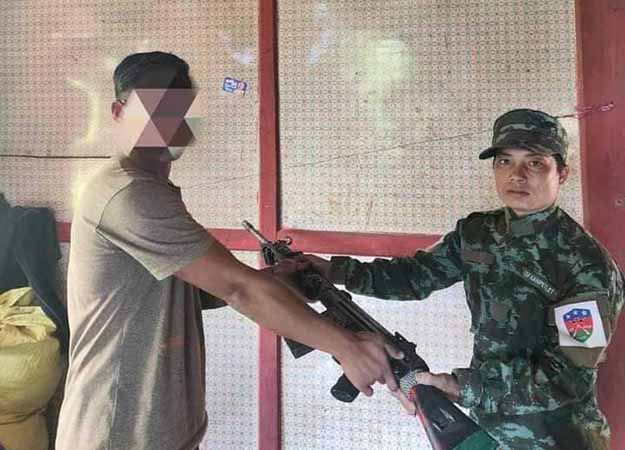 မင်းတပ်တွင် ရဲတပ်သား ၁ ဦး သေနတ် ၃ လက်ဖြင့် CDF ကန်ပက်လက်ထံ အလင်းဝင်