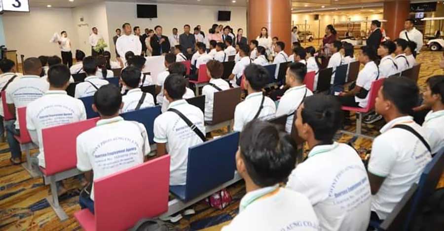ထိုင်းကို လေကြောင်းဖြင့်သွားမည့် မြန်မာ MOU လုပ်သားများ အခွန်ဆောင်ရန်  စစ်ကောင်စီ ဝန်ကြီး ဖိအားပေး