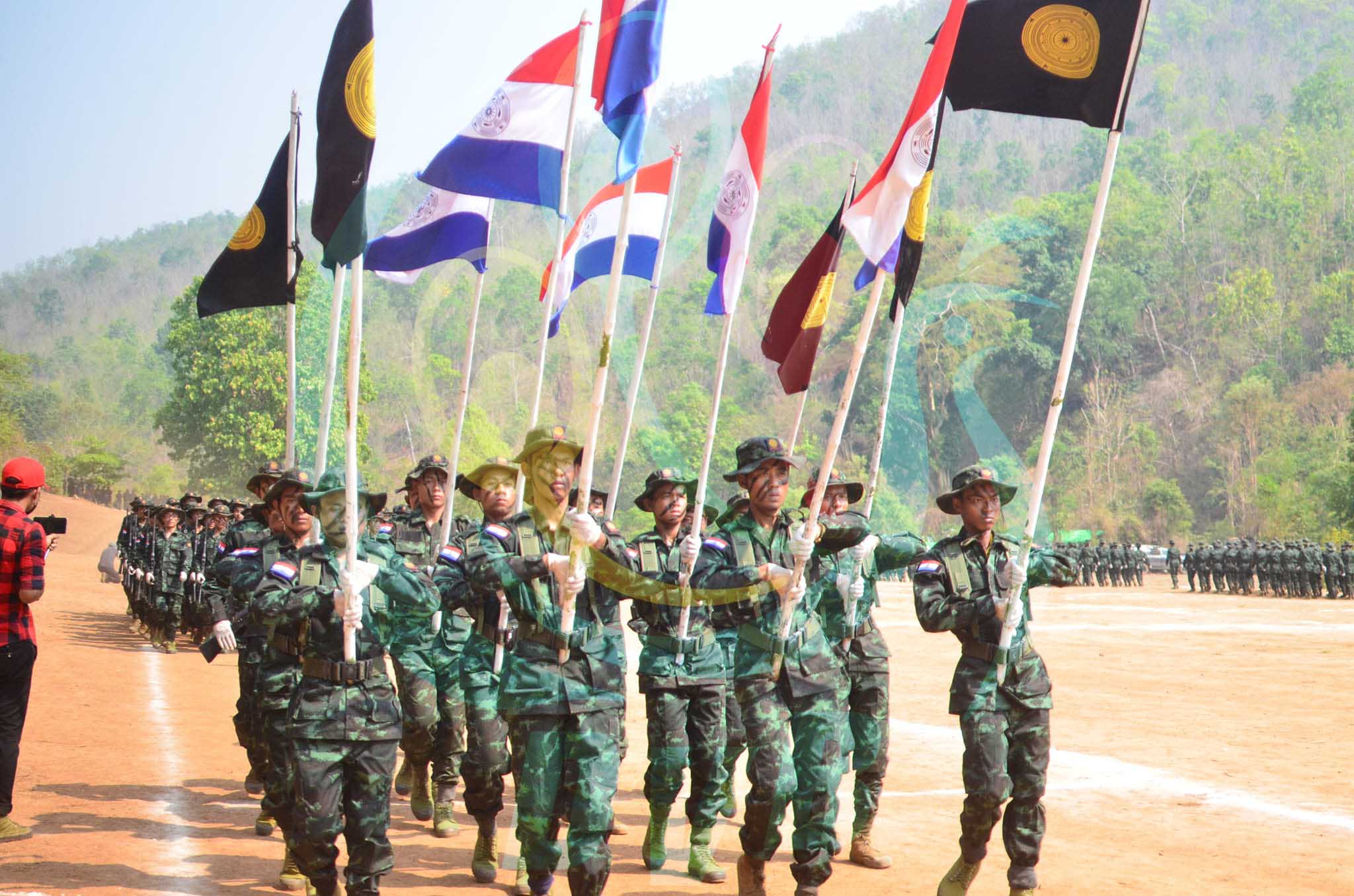 စစ်မှုထမ်းဥပဒေအသက်သွင်းပြီးနောက် KNDF ထံ ဝင်လာသည့် လူငယ် ၅၀၀ ကျော် စစ်သင်တန်းဆင်း (ဓာတ်ပုံ)