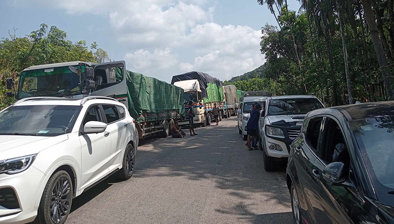 တိုက်ပွဲကြောင့် မြိတ်-ထားဝယ်လမ်း၌ ပိတ်မိနေသည့်ကားများကို ပြန်ဖြတ်သန်းခွင့်ပြု