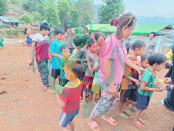 ဖယ်ခုံစစ်ရှောင်များကို အသားဟင်းနှင့် မုန့် လှူဒါန်း၊ အညာစစ်ရှောင်များအတွက် ကမ်ပိန်းလုပ်နေ