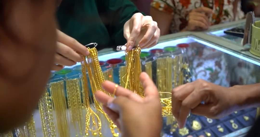 ရက်ပိုင်းအတွင်း ဒေါ်လာဈေး ၄၀၀၀ ကျော်၊ ရွှေဈေး သိန်း ၅၀ နားကပ်လာ