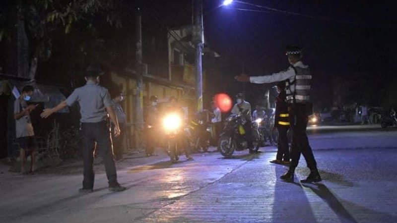 ဧရာဝတီတိုင်းတွင် ဒေသခံ ၃၀ ကျော်ကို ညမထွက်ရအမိန့် ချိုးဖောက်မှုဖြင့် စစ်တပ် ဖမ်းဆီး