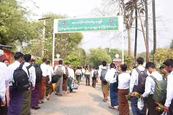စစ်မှုထမ်းစာရင်းထဲ ပါဝင်သူအချို့ တိမ်းရှောင်နေသဖြင့် မိသားစုဝင်များ ဖိအားပေးခံရ
