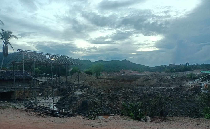ကျွန်းစုတွင် အများပိုင်ဘောလုံးကွင်း၌ တရားမဝင် ခဲသတ္တုတူးဖော်နေ