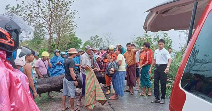 ဧရာဝတီတိုင်းတွင် မိုးသက်လေပြင်းတိုက်ပြီး သစ်ပင်များလဲကျ၊ လူ ၂ ဦး ဒဏ်ရာရ