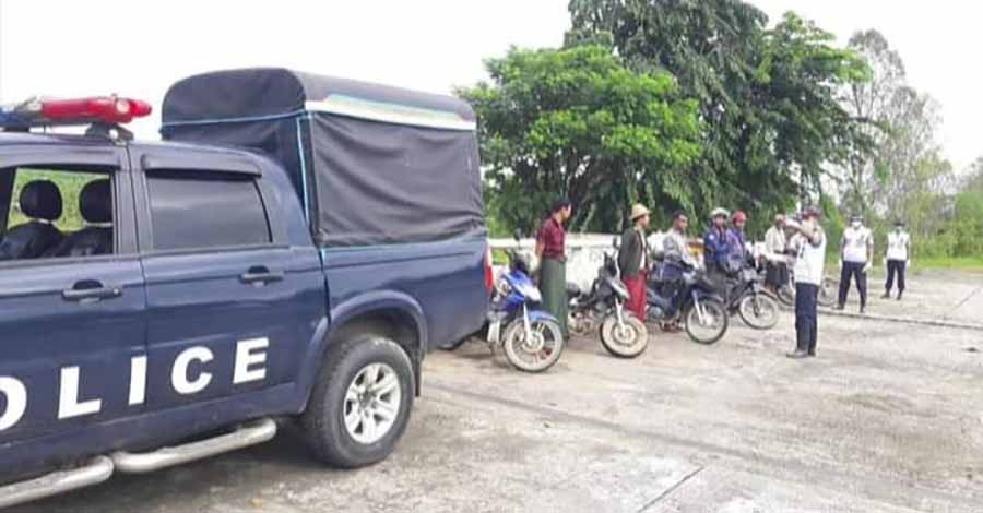 အုတ်တွင်းတွင် ရဲကားပစ်ခတ်ခံရပြီး ၃ ဦးသေ၊ ဆားလင်းကြီး ရဲတပ်သား ၁ ဦး လက်နက်ဖြင့် အလင်းဝင်