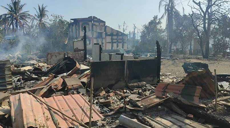 ရွှေဘိုရွာကို စစ်တပ်မီးရှို့သဖြင့် အိမ် ၆၆ လုံးဆုံးရှုံး၊ လက်နက်ကြီးကြောင့် ဆီဆိုင်ဒေသခံ ၁၀၀၀ ကျော် ထွက်ပြေးနေရ