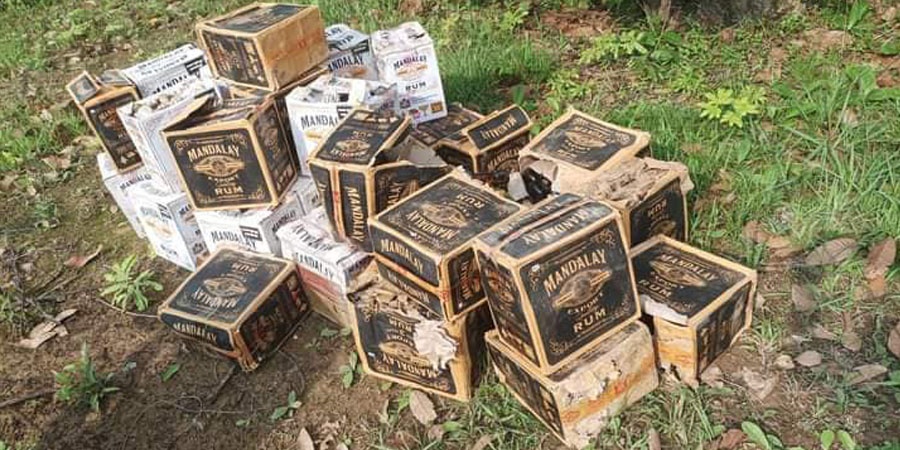 တမူးတွင် စစ်တပ်ထုတ်ကုန် မန္တလေးရမ် အရက်ဖာ ၁၀၀ ကျော်ကို ဖမ်းဆီးဖျက်ဆီး